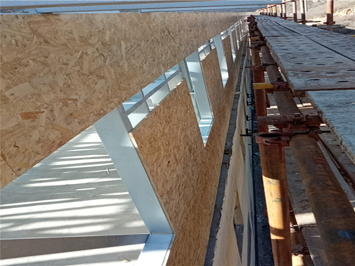 輕鋼房屋加三層項(xiàng)目屋架安裝完成