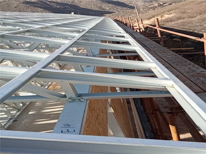 輕鋼房屋加三層項(xiàng)目屋架安裝完成 輕鋼房屋加三層項(xiàng)目屋架安裝完成