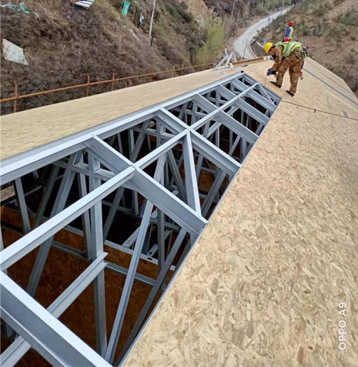 輕鋼房屋加三層項(xiàng)目歐松板安裝 輕鋼房屋加三層項(xiàng)目歐松板安裝