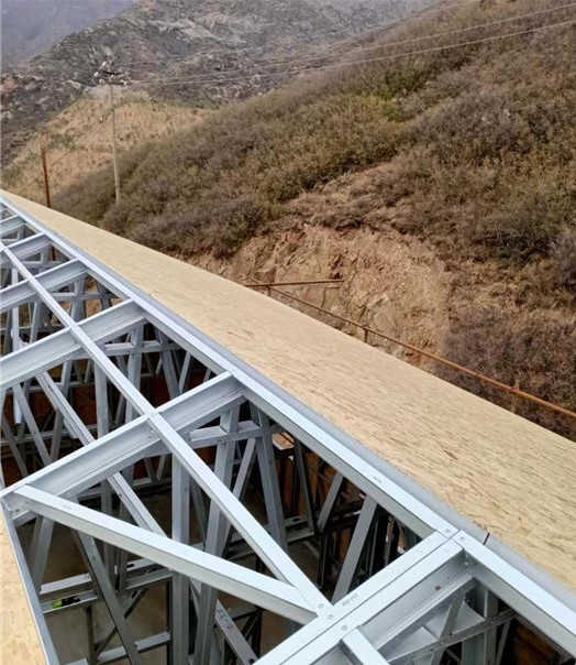 輕鋼房屋加三層項(xiàng)目歐松板安裝 輕鋼房屋加三層項(xiàng)目歐松板安裝
