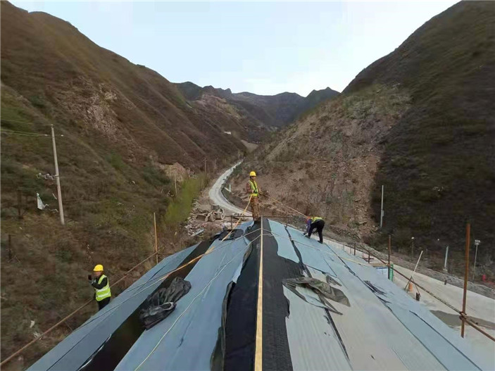 輕鋼房屋加三層項目屋頂防水卷材的鋪設(shè) 輕鋼房屋加三層項目屋頂防水卷材的鋪設(shè)