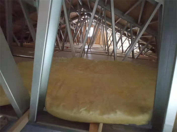 輕鋼房屋加三層項(xiàng)目屋頂保溫鋪設(shè)完成 輕鋼房屋加三層項(xiàng)目屋頂保溫鋪設(shè)完成